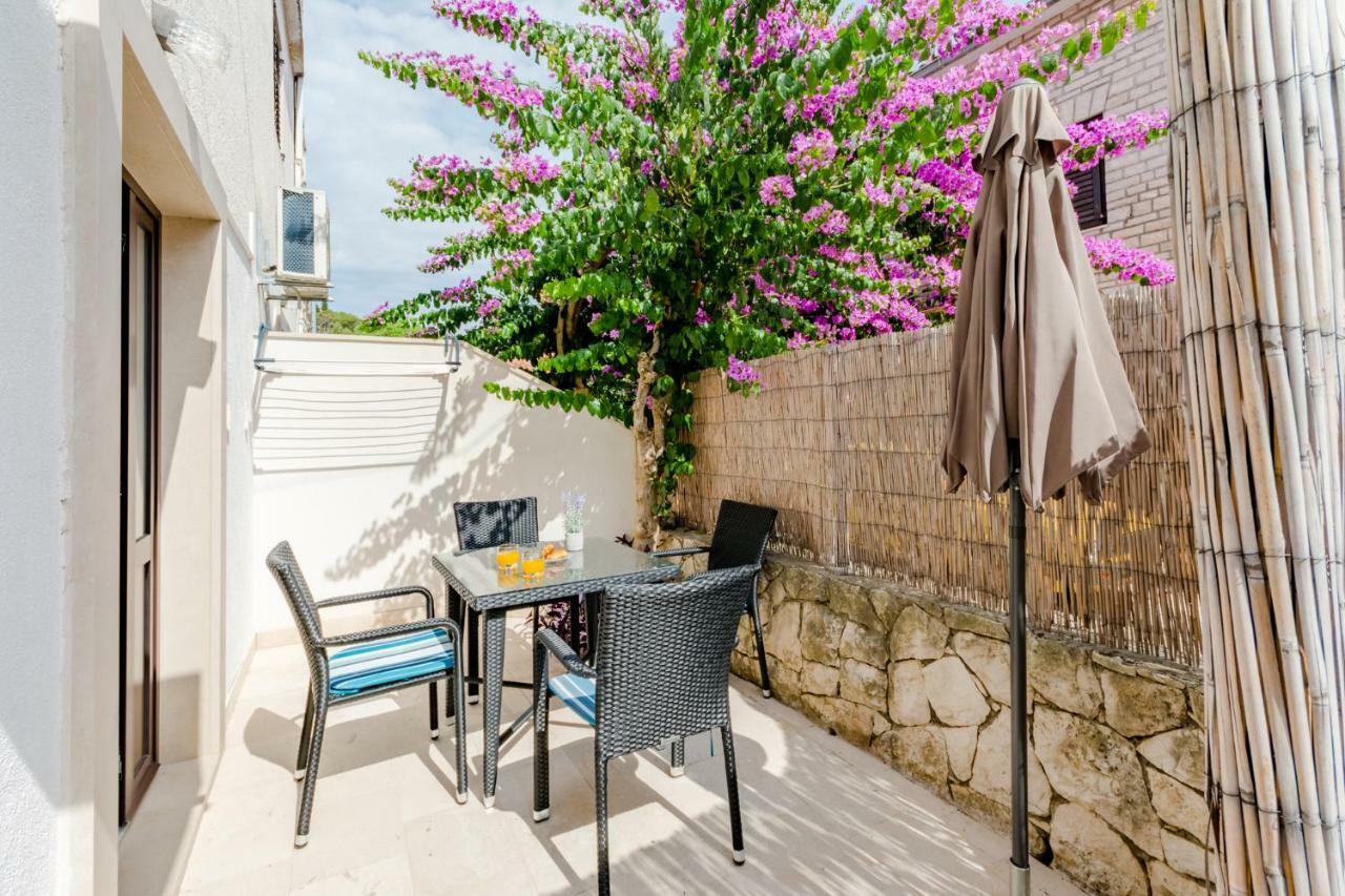 Villa Dinka 수티반 외부 사진