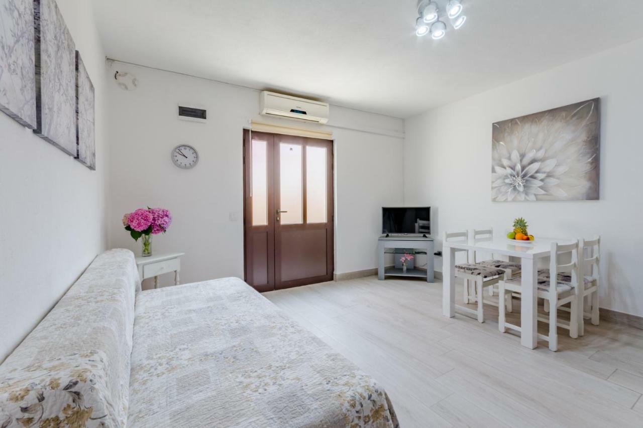 Villa Dinka 수티반 외부 사진